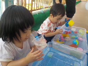 お部屋の前で水遊びを楽しむ子ども