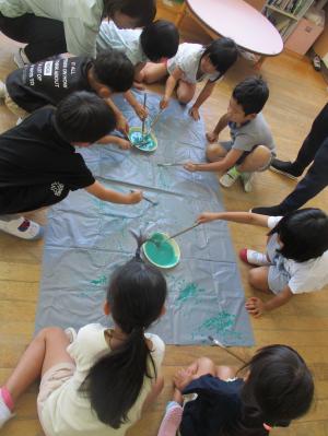 みんなで大きな絵を書く子ども