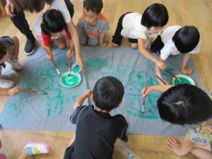 色を塗る子ども