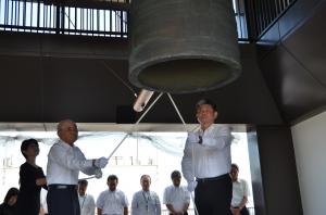 「平和の鐘」の撞鐘