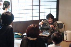 講師の先生がフライパンでお茶を煎っている様子