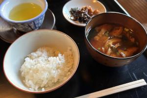 当日の朝ごはんの写真。炊きたてのご飯と味噌汁、昆布と奈良漬け、お茶がお膳に並べられています。