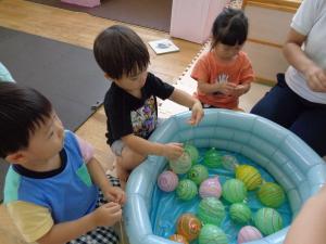 ヨーヨー遊びをする子ども達