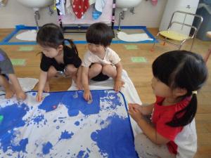 水でお絵描きをする子ども