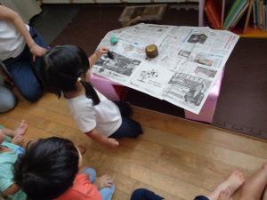 クワガタのお世話をする子ども