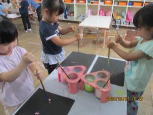 絵の具遊びをする子ども