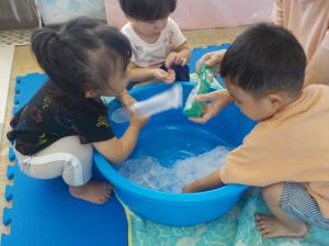 氷で遊ぶ子ども達