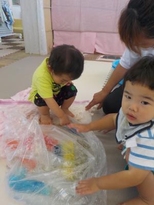 色々な感触を楽しむ子ども