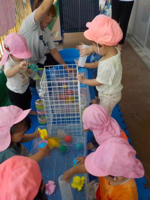 水で遊ぶ子ども達