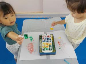 色々な色をつけて遊ぶ子ども