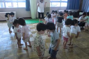 頭を合わせて遊ぶ子ども