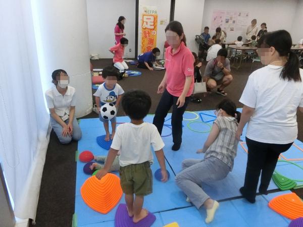ボールで遊ぶ子どもたち