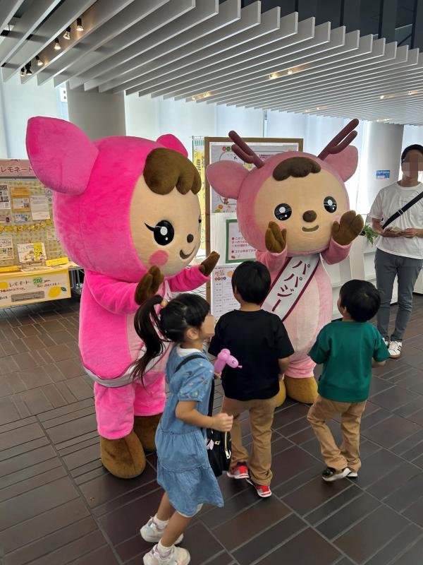 イクジーカに駆け寄る子どもたち