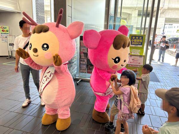 子ども達と触れ合うイクジーカ