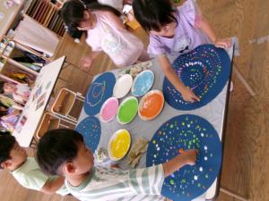 4歳児花火の製作を楽しむ様子