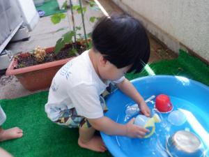 タライの中に水を入れて遊んでいます。