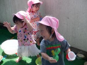 シャワーの水をかけてもらい喜んでいます