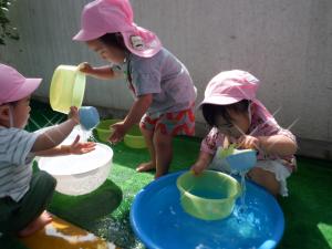 タライの水で遊んでいます。