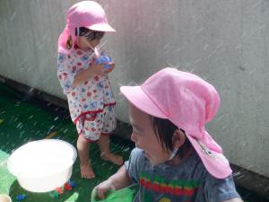 水をかけてもらい喜んでいます
