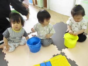 0歳児が氷で遊んでいる様子