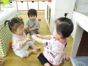 友達におもちゃを渡している様子