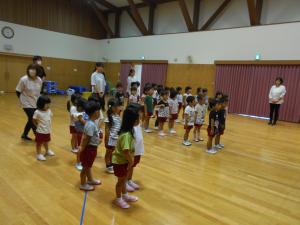 2学期始業式で園長先生の話を聞いています