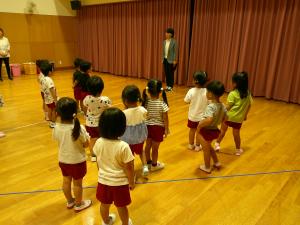 3歳児上手に並んで園長先生の話を聞いています