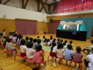 ジャックと豆のつるのお話を集中して見ています