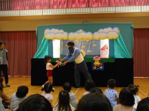 人形を触っています