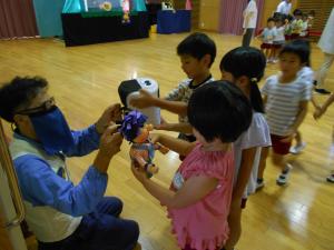 5歳児が人形を触っています