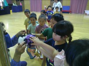 4歳児が人形を触っています