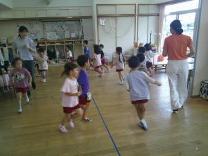 4歳児英語を口ずさみながら走っています