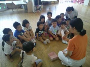 4歳児カード見て英語を発音しています