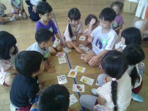 英語カードで遊んでいます