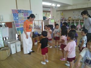 英語の先生にお礼を言っています