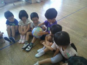地球儀の日本を指さしています