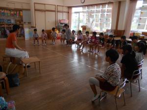 5歳児が英語の先生の話を聞いています