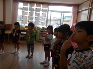 5歳児英語の歌を歌っています