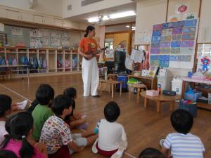 5歳児英語の先生のウクレレで歌っています