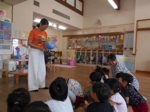 5歳児英語の先生が地球儀を見せてくれました