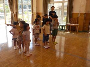 始業式に参加している子どもたち