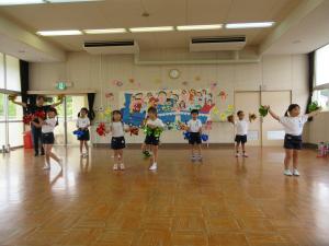 ５歳児ポンポン披露