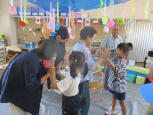 地域の方とハイタッチしている