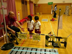 左右を確認して踏切を渡っています