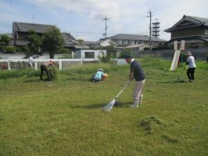 園庭の草刈りをしている地域の方