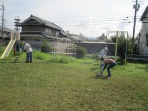園庭を草刈りしてくださる保護者と地域の方