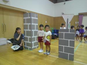 ４歳児左右をしっかり見て渡っています