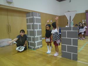 ４歳児　手をあげて渡っています