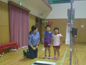 ４歳児信号を確認して渡っています