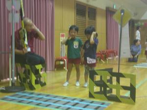 ４歳児　音を聞いて踏切を渡っています